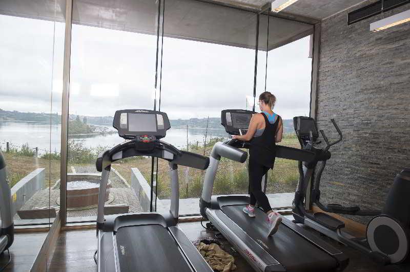 Готель Enjoy Chiloe Кастро Екстер'єр фото A woman on a treadmill